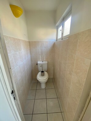 Regadera, secadora de cabello, toallas, jabón