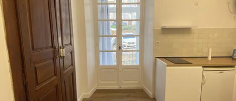 Refrigerador, microondas, parrilla de estufa y cafetera y tetera