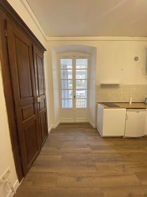 Refrigerador, microondas, parrilla de estufa y cafetera y tetera