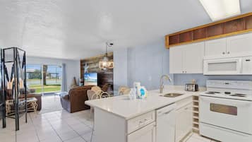 Condo Prestigio, 2 habitaciones, para no fumadores, frente al mar | Cocina privada | Refrigerador, microondas, horno y parrilla de estufa