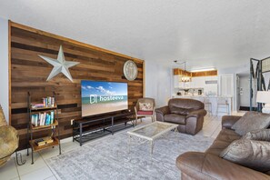 Signature appartement, 2 slaapkamers, niet-roken, aan het strand | Woonkamer | Een 42-inch smart-tv met digitale zenders