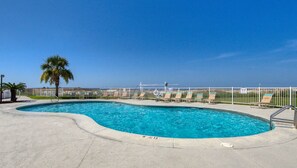 Una piscina techada, una piscina al aire libre