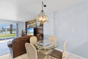 Signature appartement, 2 slaapkamers, niet-roken, aan het strand | Dineren op de kamer