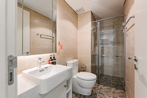 Dusche, Haartrockner, Handtücher, Seife
