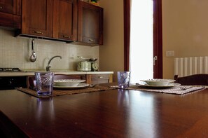 Kühlschrank, Ofen, Herdplatte, Geschirrspüler