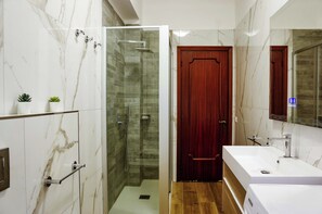Douche, sèche-cheveux, bidet
