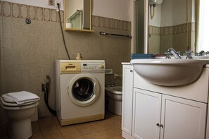 Douche, bidet, serviettes fournies