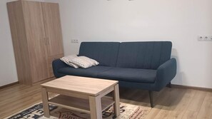 Apartamento, 1 cama de matrimonio grande con sofá cama | Zona de estar | Televisión LED de 40 pulgadas con canales por cable