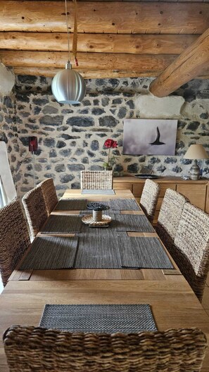Dining - Estaou de bas country house (Saint-Martin-de-Fugères)