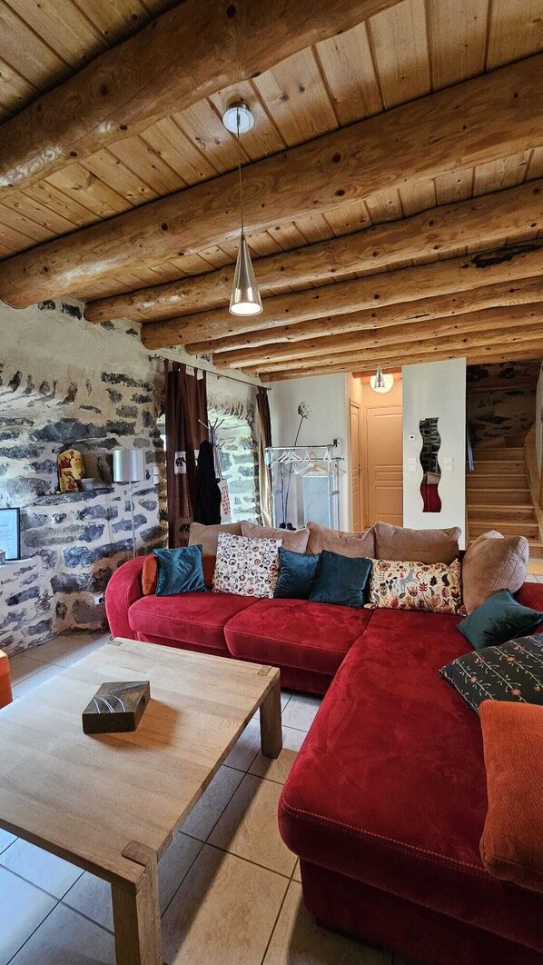 TV, stereo - Estaou de bas country house (Saint-Martin-de-Fugères)