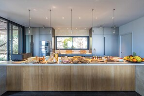 Tägliches inbegriffenes kontinentales Frühstück