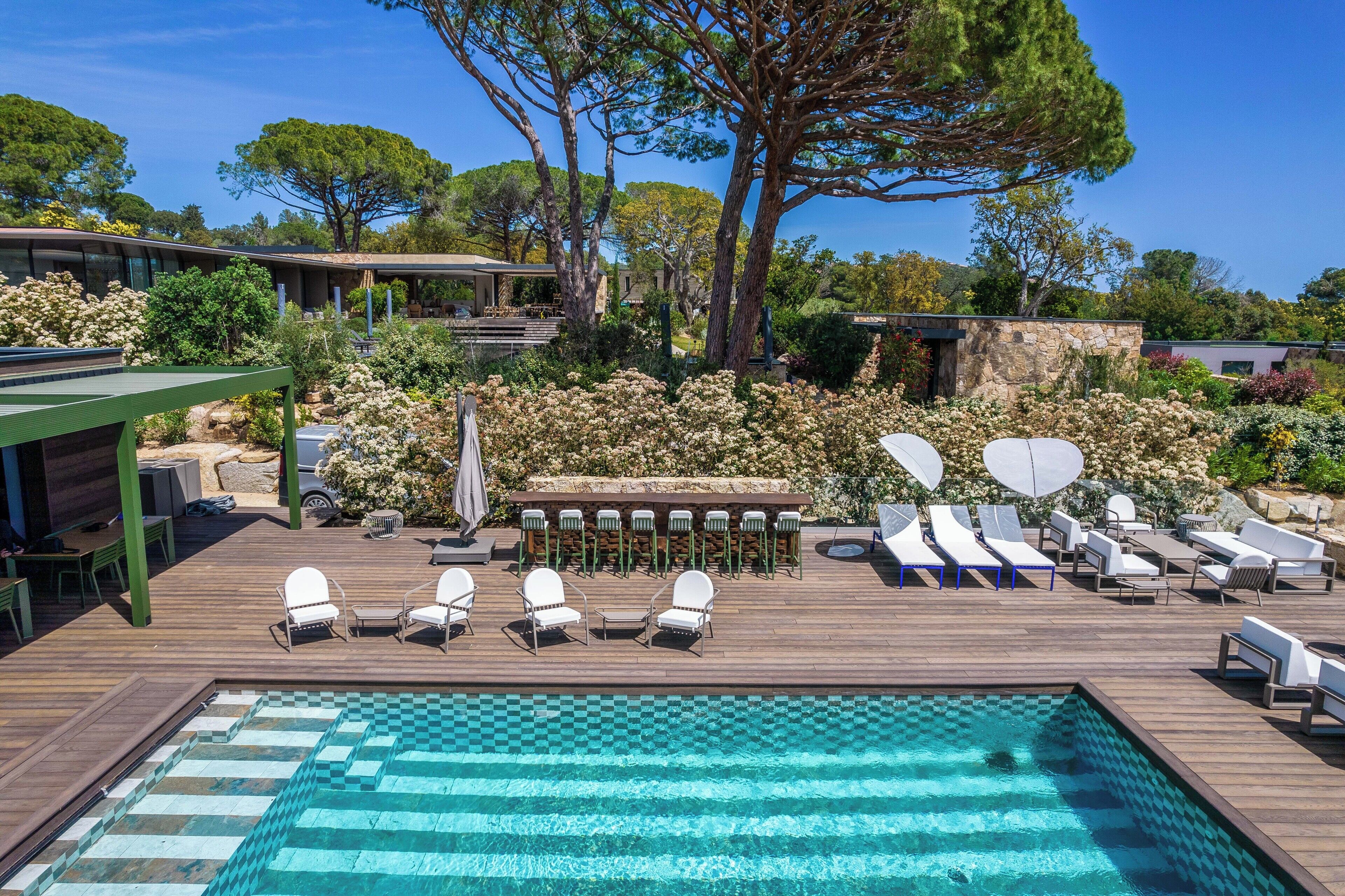 Seasonal outdoor pool, pool umbrellas, sun loungers