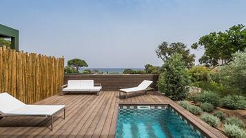Quarto casal superluxo, piscina particular, vista para o mar | Roupas de cama premium, frigobar, cofres nos quartos, escrivaninha