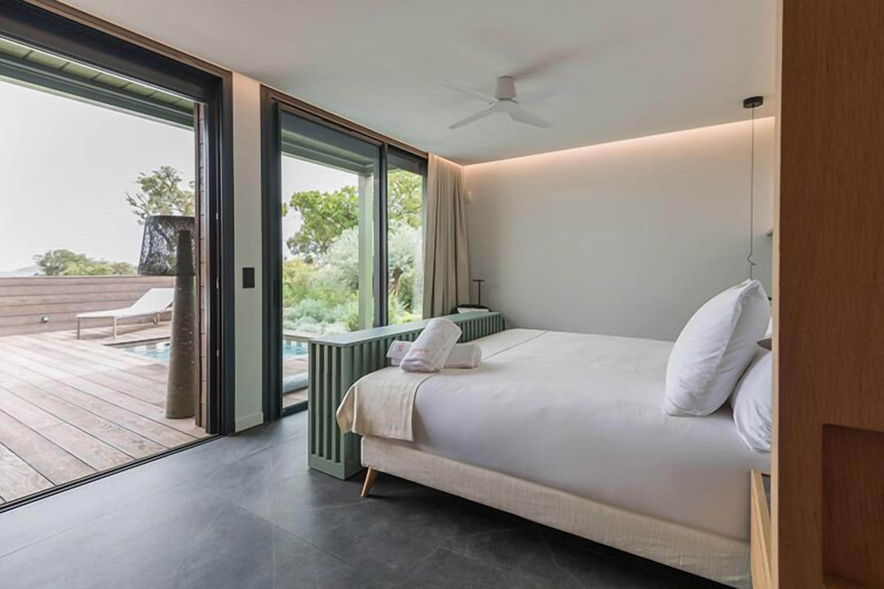 Chambre Double Luxe, piscine privée, vue mer | Literie de qualité supérieure, minibar, coffres-forts dans les chambres