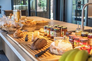 Free daily continental breakfast - Hôtel VILLA MAIER (Zonza)