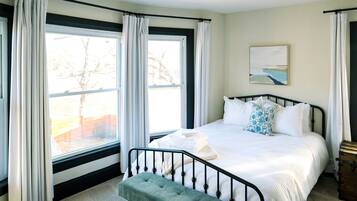 4 bedrooms, desk, iron/ironing board, travel crib