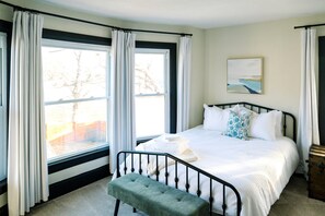 4 bedrooms, desk, iron/ironing board, travel cot