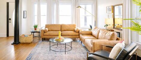 Una Smart TV, videojuegos, un reproductor de DVD, una oficina