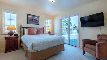 2 bedrooms, desk, iron/ironing board, travel cot