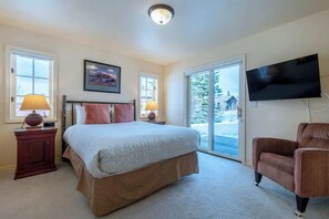 2 dormitorios, escritorio, tabla de planchar con plancha y cuna de viaje