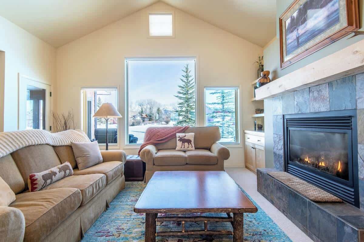 Een smart-tv, een open haard, boeken en een kantoor