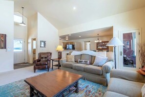 Una Smart TV, una chimenea, libros, una oficina