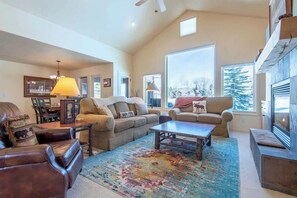 TV connectée, cheminée, livres, espaces bureaux