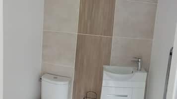 Secador de cabelo, toalhas de banho, sabonete, papel higiênico