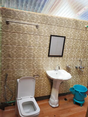 Bathroom - Sheenwoods Riverside Resort & Spa (Sonamarg)