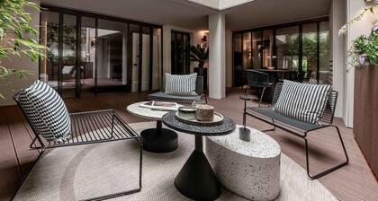 La Résidence Vieux Marais: patio, sauna, fitness room, air conditioning
