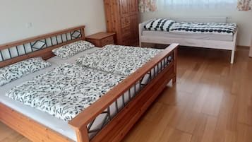 2 bedrooms, iron/ironing board, free WiFi, bed sheets