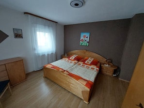 2 bedrooms, iron/ironing board, free WiFi, bed sheets