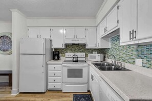 Kylskåp, mikrovågsugn, spishäll och diskmaskin