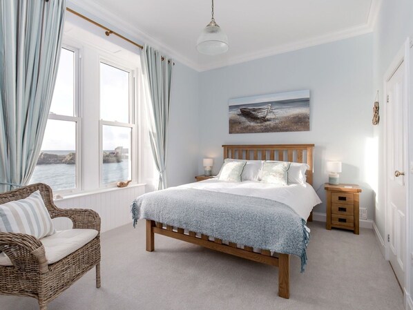 8 bedrooms, free WiFi - Wonderful private villa for 16 guests with WIFI, TV, patio and pets allowed (Stranraer)