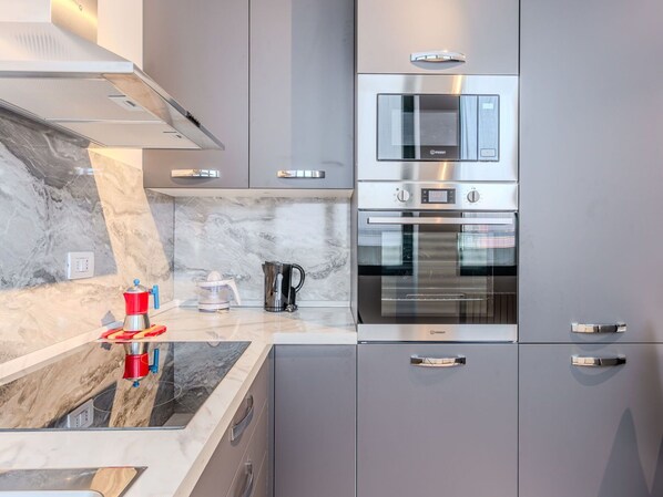 Oven, dishwasher, highchair