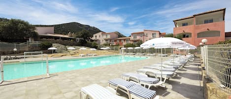 Una piscina al aire libre de temporada