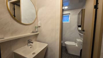 Ducha, secador de pelo, toallas y jabón