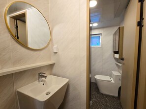 Dusch, hårtork, handdukar och tvål