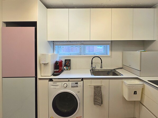 ثلاجة، ميكروويف، غسالة أطباق، ماكينة لصنع القهوة/الشاي