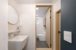 تجهيزات دش، مجففات شعر، مناشف، صابون