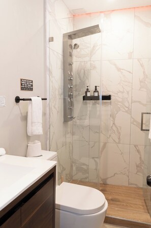 Douche, sèche-cheveux, serviettes fournies, savon
