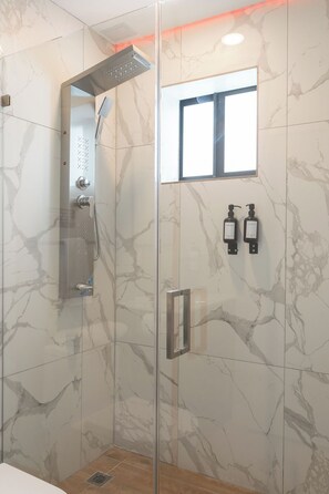 Een douche, een haardroger, handdoeken, zeep