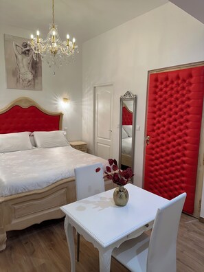 1 bedroom, free WiFi, bed sheets - Small studio Presbytery in the Church (Narbonne)