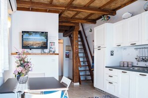 Fridge, microwave, oven, stovetop - Acqua Chiara Beachfront Home (Mandriola)