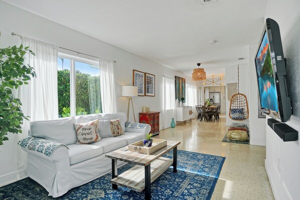 Living area - Buddha House Pool Big Yard (Miami)