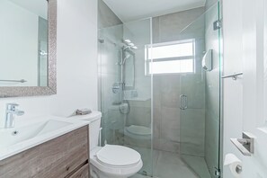 Shower, hair dryer, towels, soap - Buddha House Pool Big Yard (Miami)