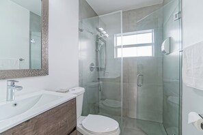Douche, sèche-cheveux, serviettes fournies, savon