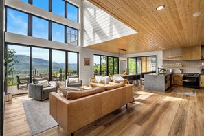 Televisión, chimenea, videojuegos y futbolito 