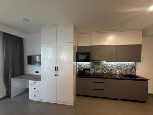 SUPERNOVA RETREATS Cozy 1-bedroom apartment with AC, WiFi in nice Noida