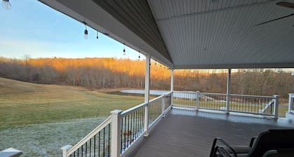 Family Getaway in Breezewood with AC and Wi-Fi
